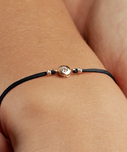 Melnā Diega Rokassprādze Ar Zelta Piekariņu