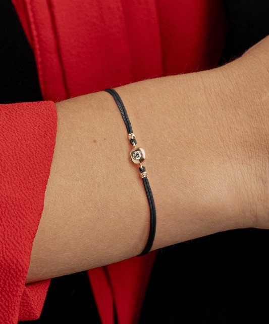 Melnā Diega Rokassprādze Ar Zelta Piekariņu