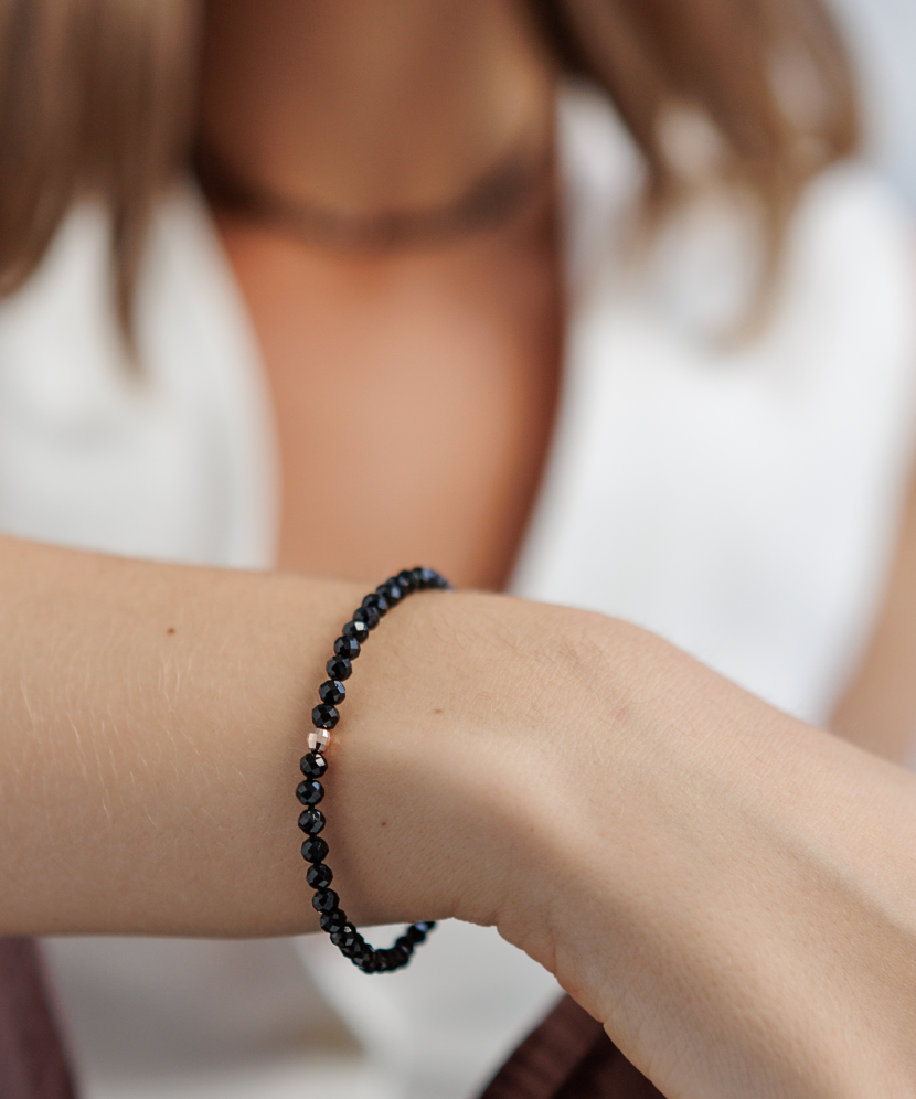 Rokassprādze ar špineļiem un zeltu