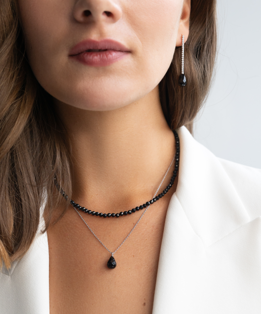 Sudraba ķēdīte ar spineļiem un oniksu