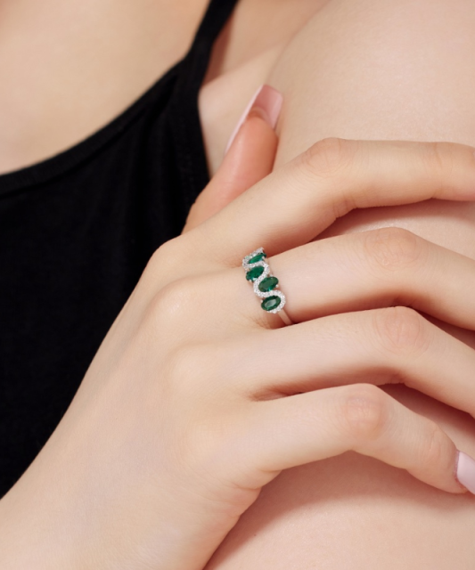 Серебряное кольцо с цирконами