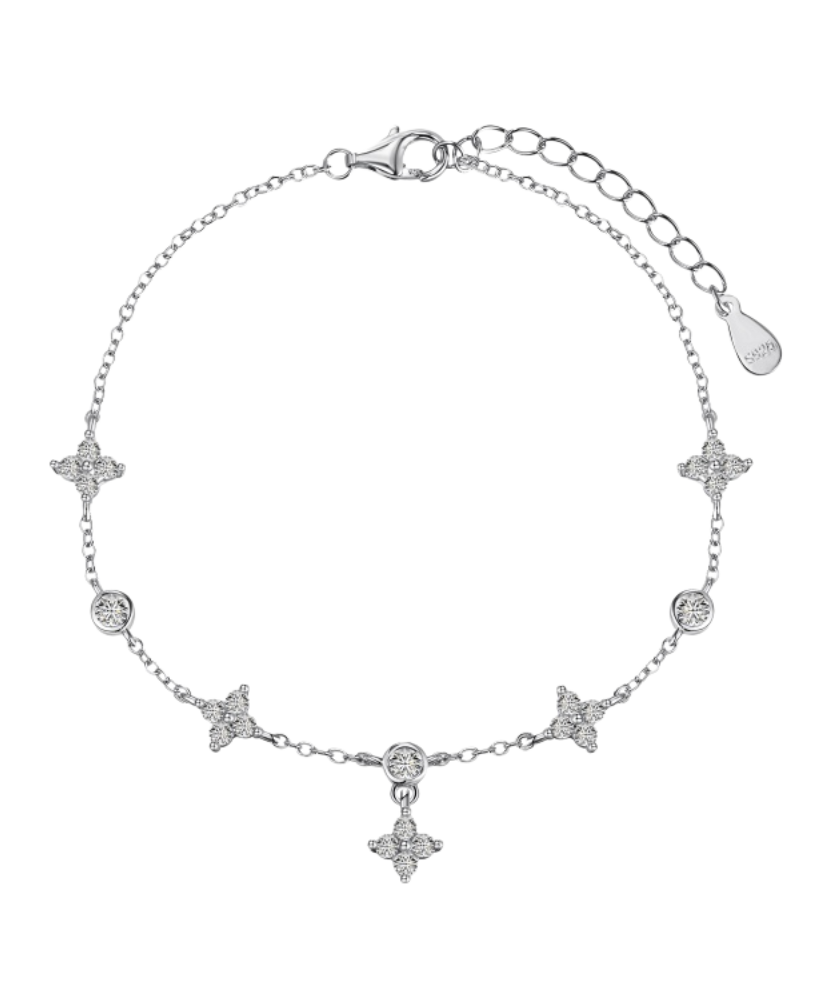 Sudraba ķēdīte ar cirkonijiem uz kājas