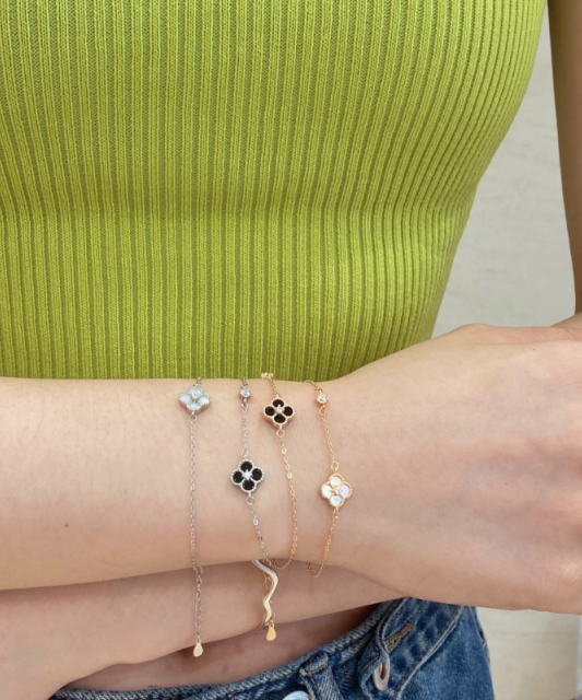 Apzeltīta sudraba rokassprādze ar emalju un cirkoniem