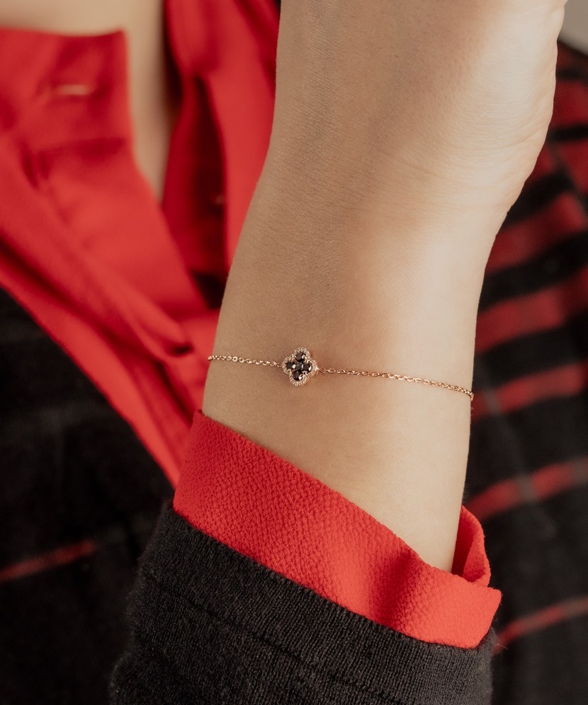 Zelta rokassprādze ar melniem dimantiem