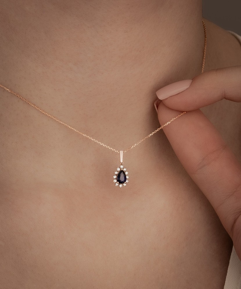 Zelta ķēde ar safīra un dimanta kulonu