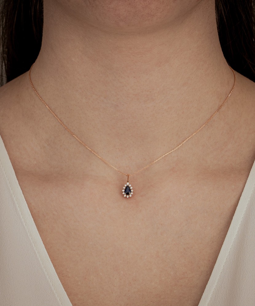 Zelta ķēde ar safīra un dimanta kulonu