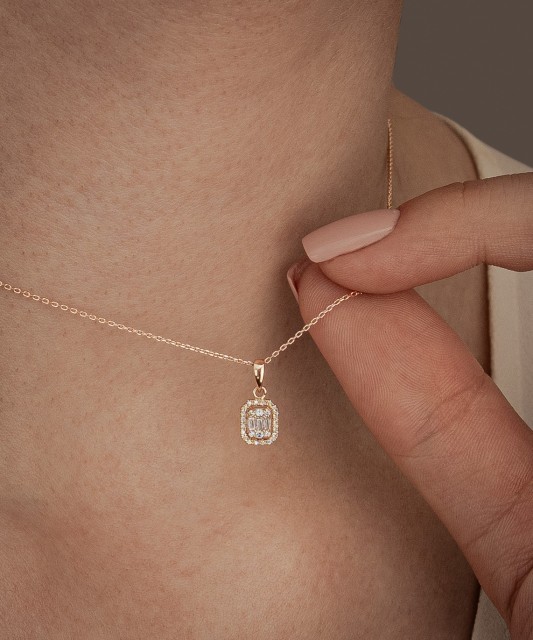 Золотая цепочка с бриллиантовым подвеской