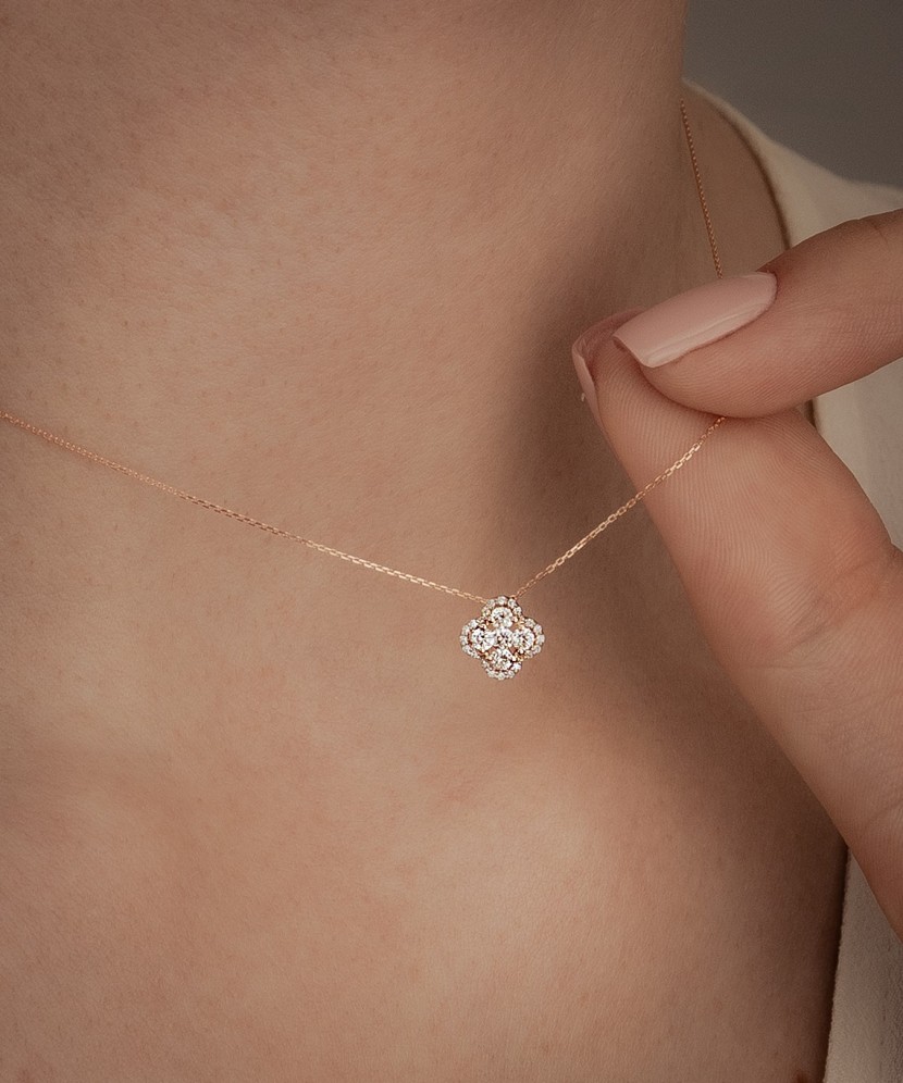 Золотая цепочка с бриллиантовым подвеской