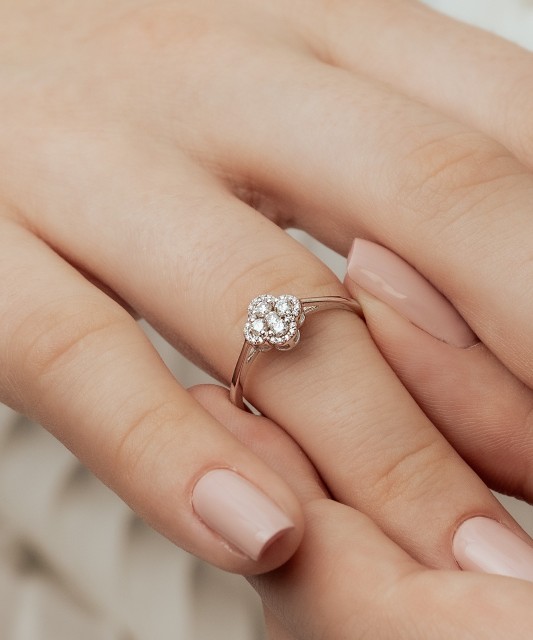 Baltā zelta gredzens ar dimantiem