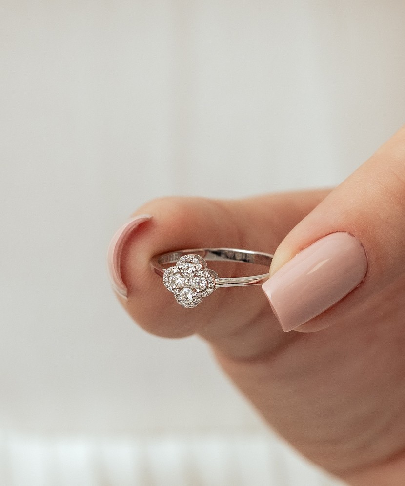 Кольцо из белого золота с бриллиантами