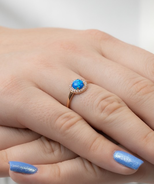 Zelta gredzens ar cirkonijiem un opāls