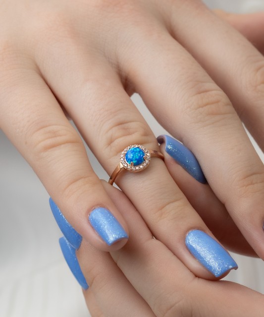 Zelta gredzens ar cirkonijiem un opāls