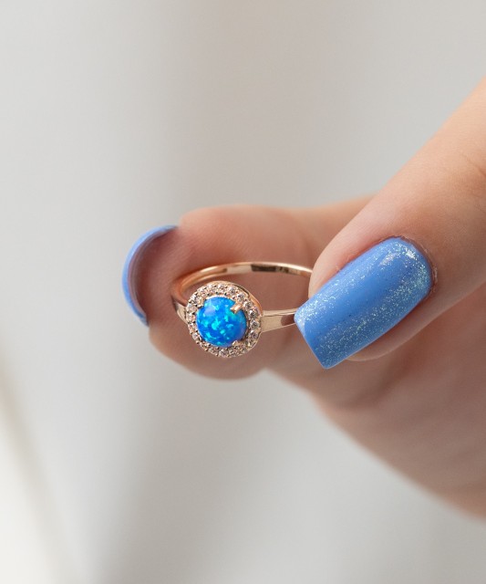 Zelta gredzens ar cirkonijiem un opāls