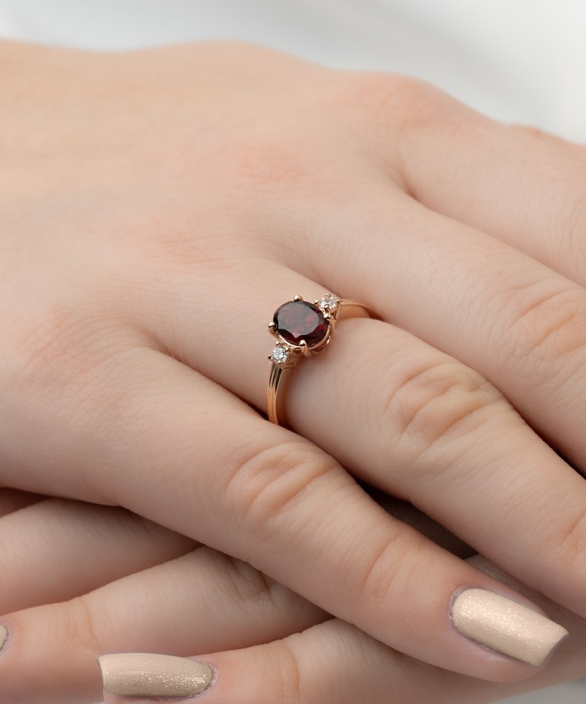 Золотое кольцо с гранатом и цирконами