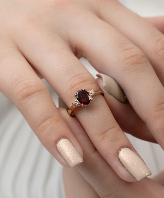 Zelta gredzens ar granātu un cirkonijiem