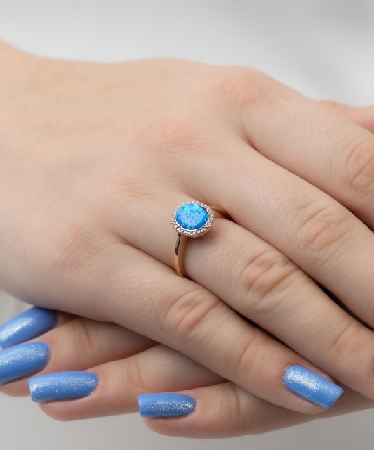 Zelta gredzens ar cirkonijiem un opāls