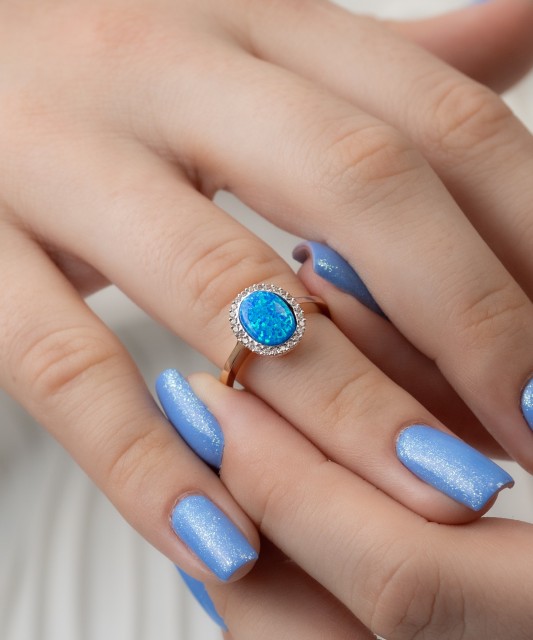 Золотое кольцо с цирконами и опал