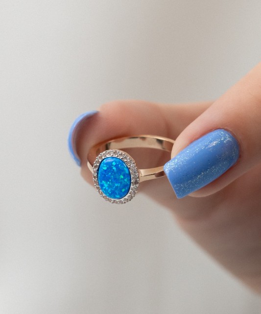 Zelta gredzens ar cirkonijiem un opāls