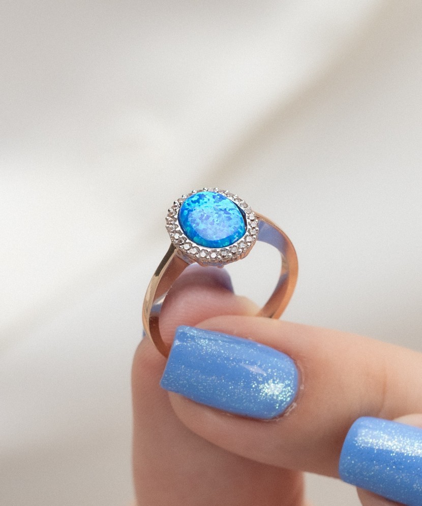 Золотое кольцо с цирконами и опал