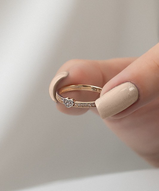 Zelta gredzens ar cirkonijiem