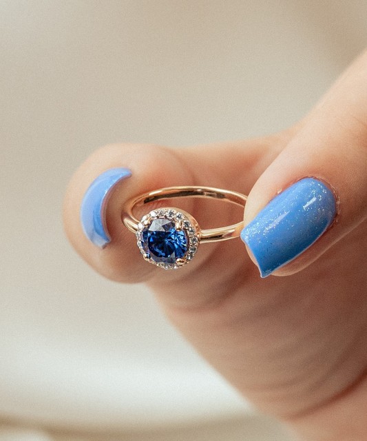 Zelta gredzens ar cirkonijiem