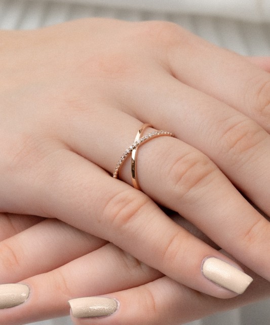 Zelta gredzens ar cirkonijiem