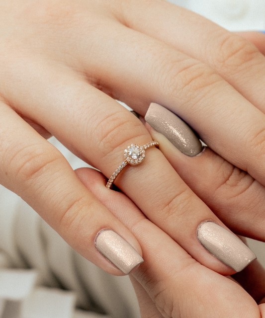 Zelta gredzens ar cirkonijiem