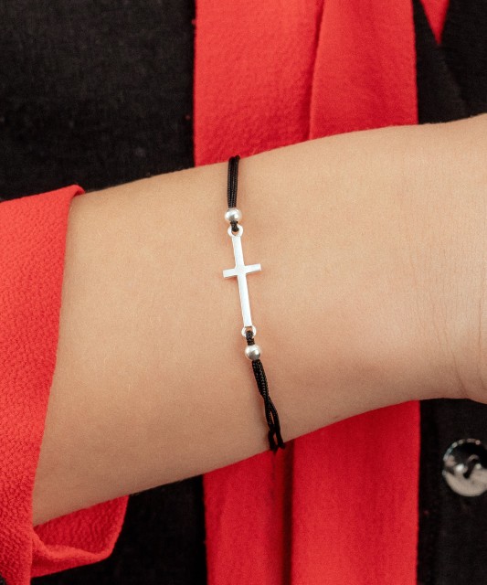 Melnā diegu rokassprādze ar sudraba piekariņu