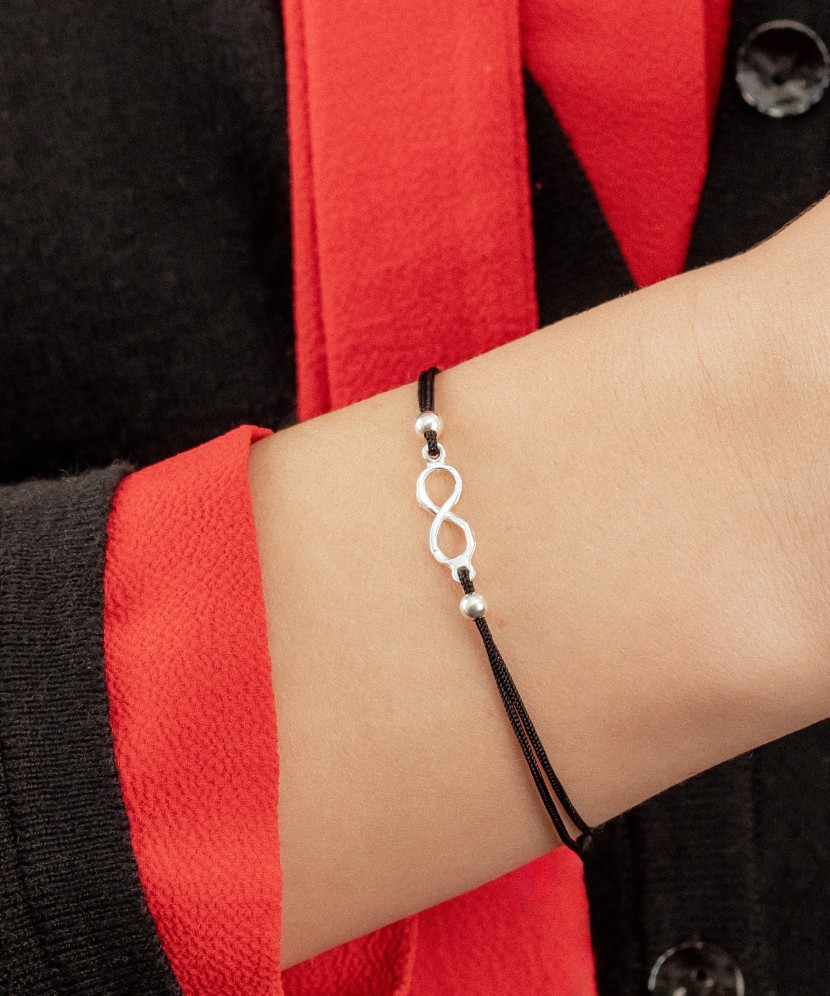 Melnā diegu rokassprādze ar sudraba piekariņu