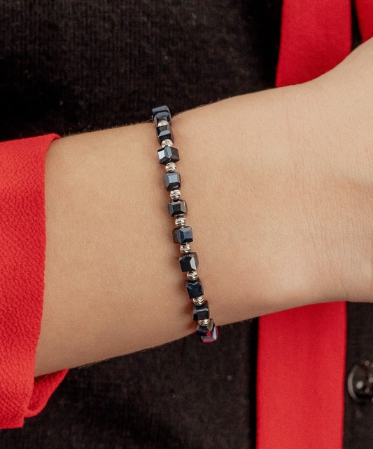 Melnā diega rokassprādze ar sudrabu un hematītu