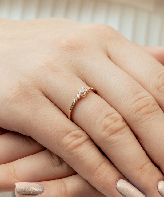 Zelta gredzens ar cirkonijiem