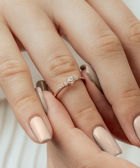 Zelta gredzens ar cirkonijiem