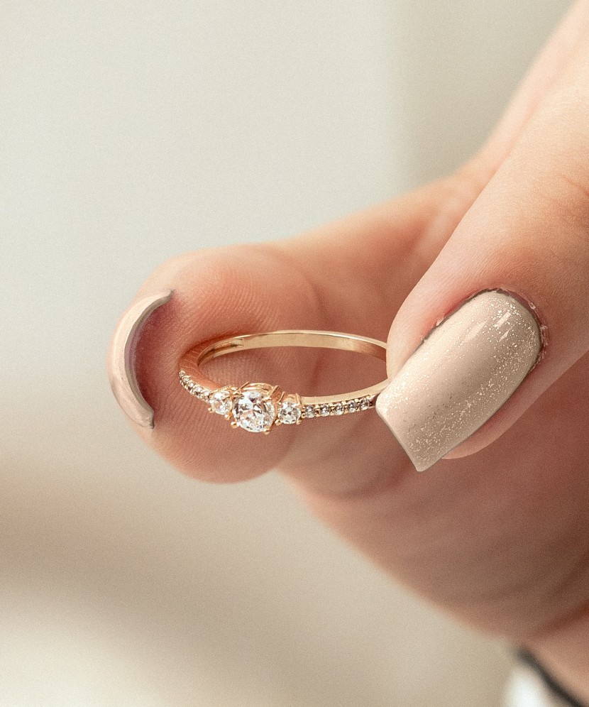 Zelta gredzens ar cirkonijiem