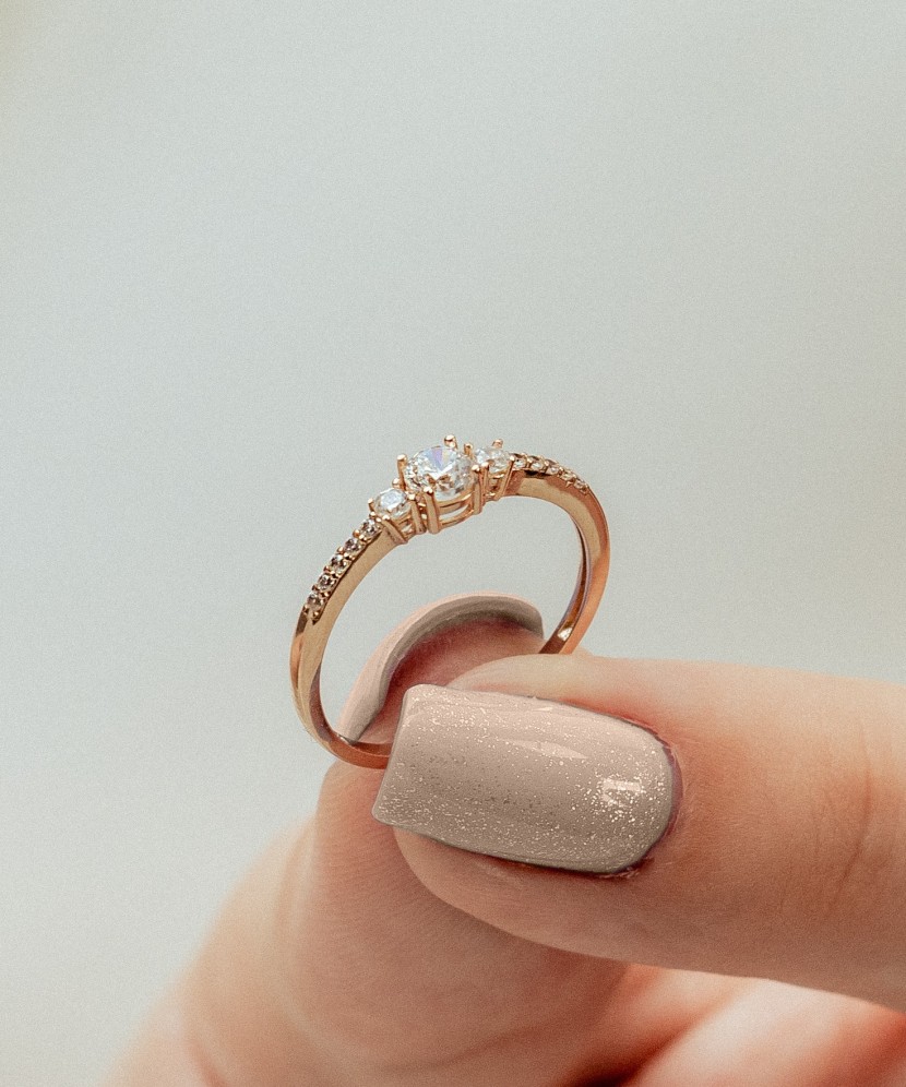 Zelta gredzens ar cirkonijiem