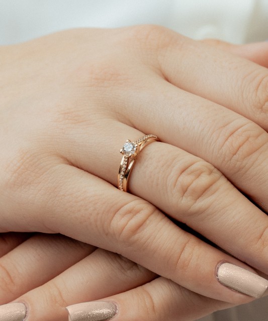 Zelta gredzens ar cirkonijiem