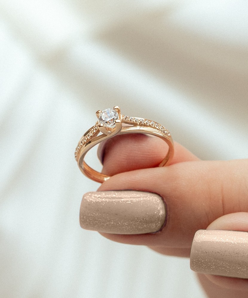 Zelta gredzens ar cirkonijiem