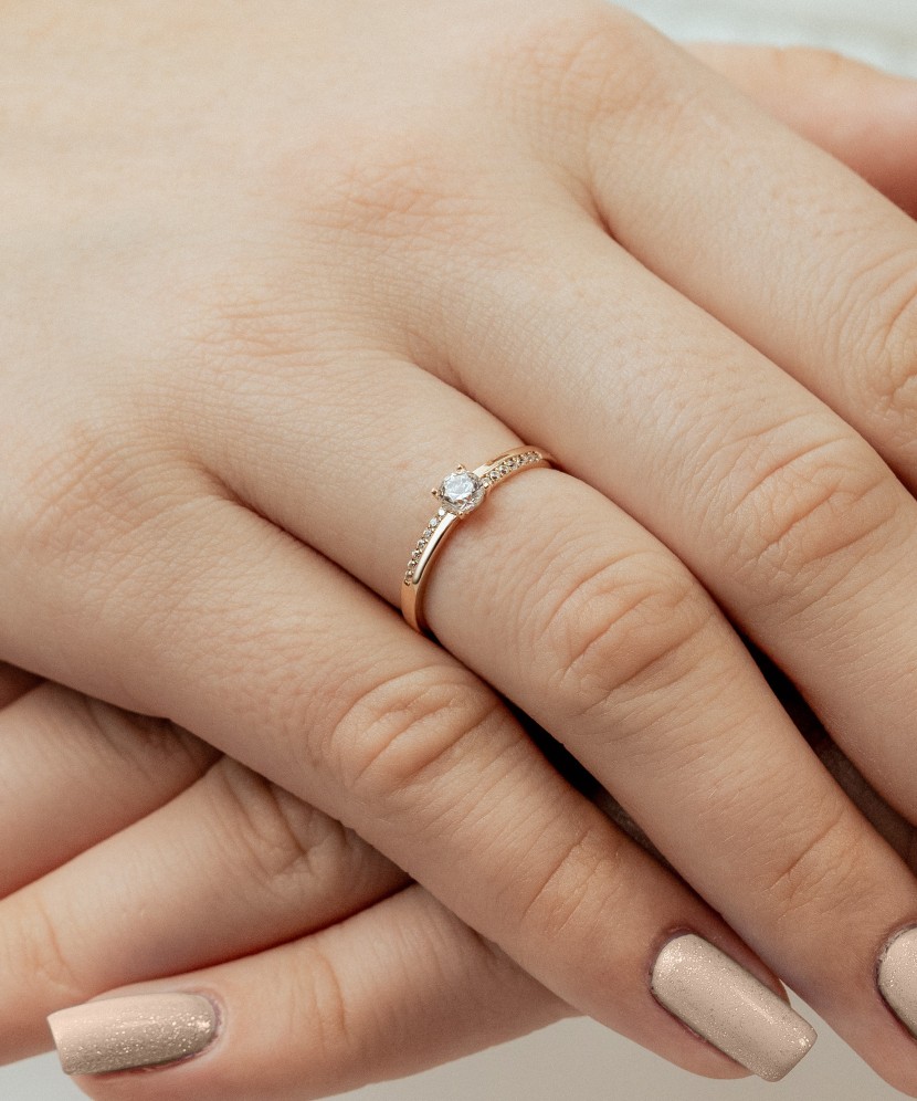 Zelta gredzens ar cirkonijiem