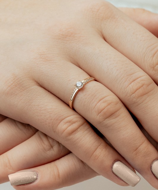 Zelta gredzens ar cirkonijiem