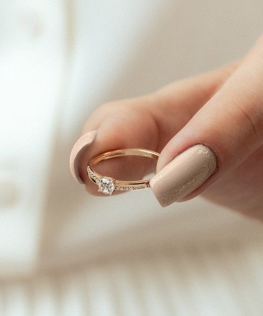 Zelta gredzens ar cirkonijiem