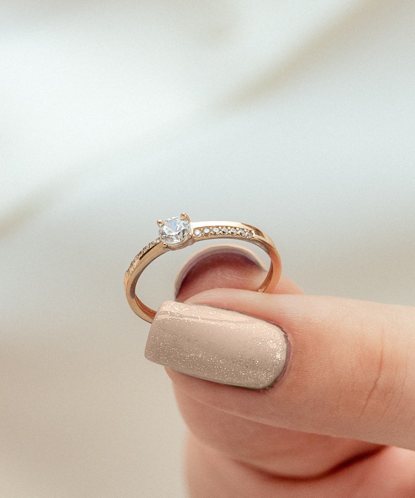 Zelta gredzens ar cirkonijiem