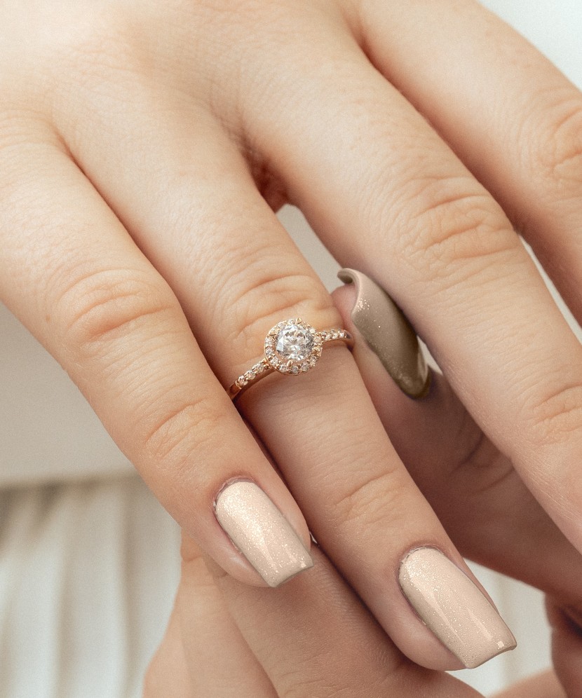 Zelta gredzens ar cirkonijiem