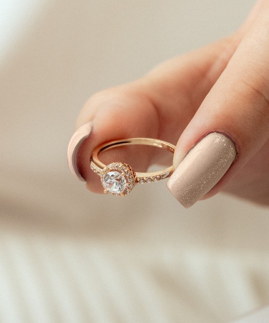 Zelta gredzens ar cirkonijiem