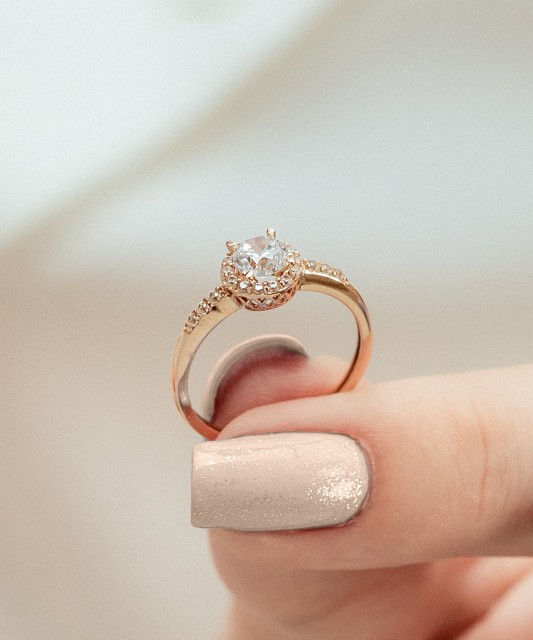 Zelta gredzens ar cirkonijiem