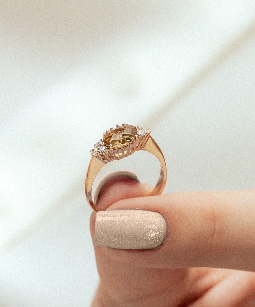 Zelta gredzens ar sultanītu un cirkoniem