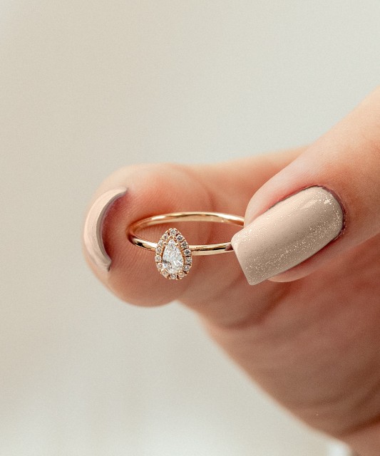 Zelta gredzens ar cirkonijiem