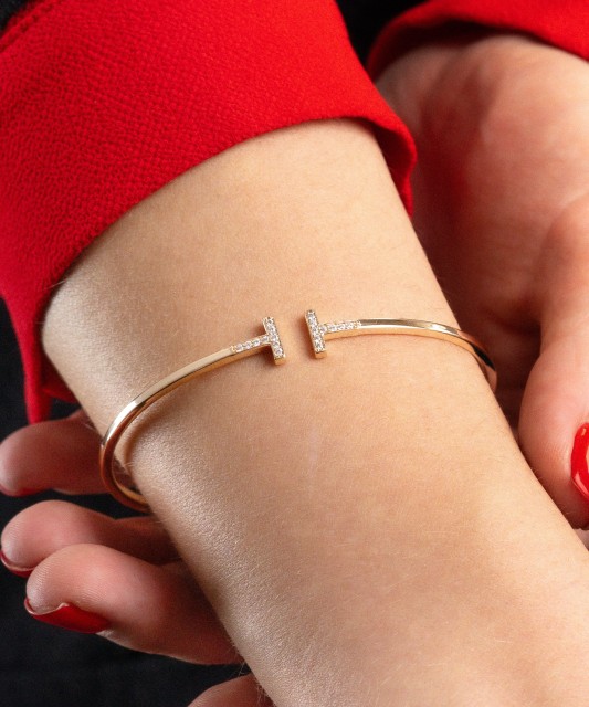 Жёсткий золотой браслет с цирконами