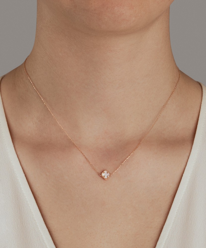 Zelta ķēdīte ar emaljas kulonu