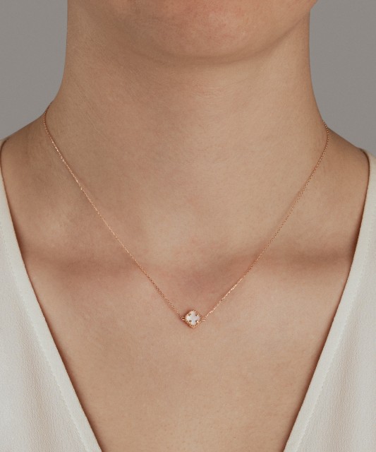 Zelta ķēdīte ar emaljas kulonu