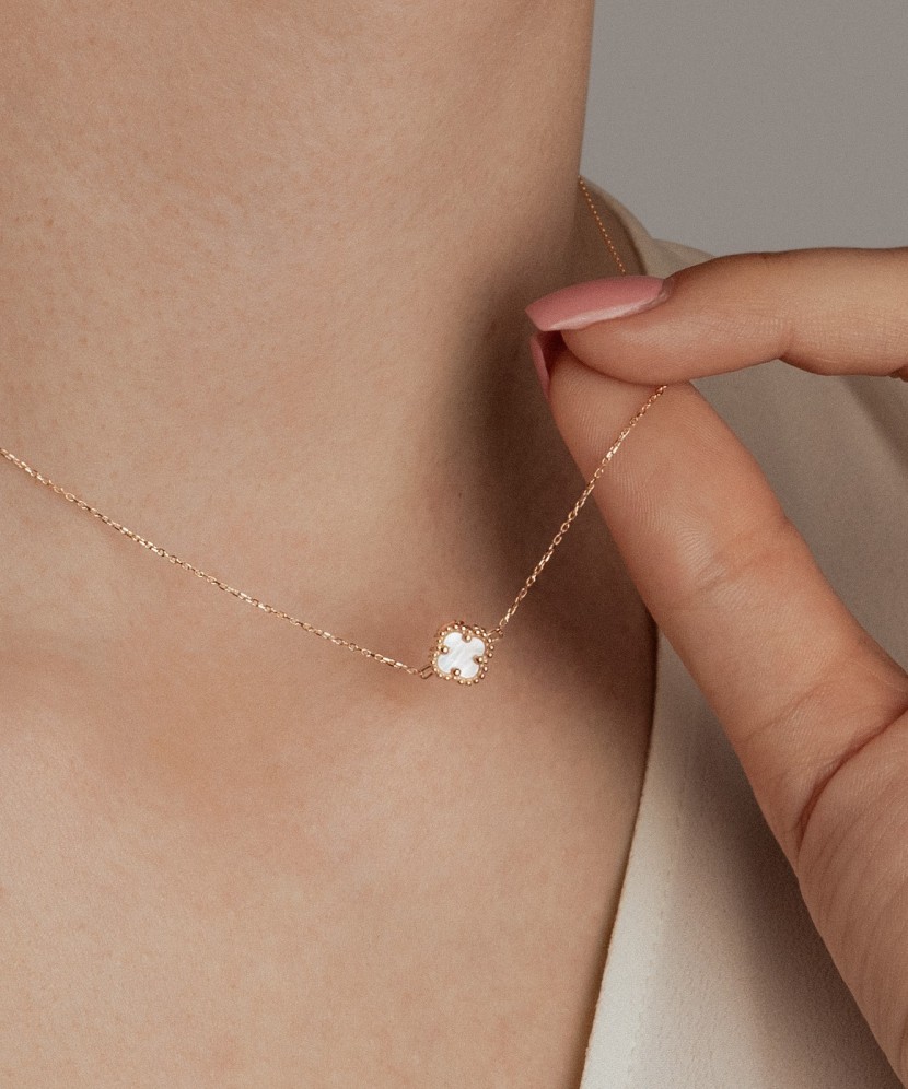 Zelta ķēdīte ar emaljas kulonu