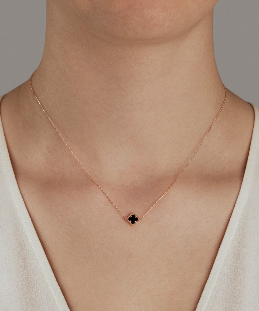 Zelta ķēdīte ar oniksa piekariņu